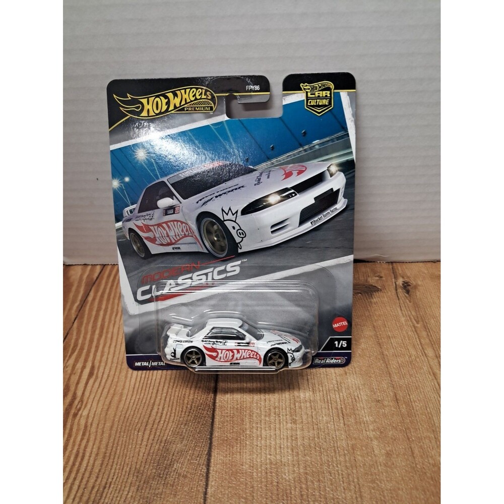 Hot Wheels Premium Modern Classics Nissan Skyline GT-R R32 Pandem White 1:64